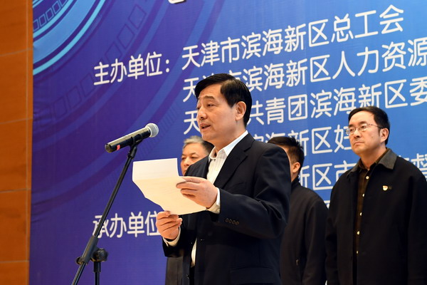 区总工会党组书记,主席曹金秋出席仪式并讲话曹金秋(中,张世军(右)