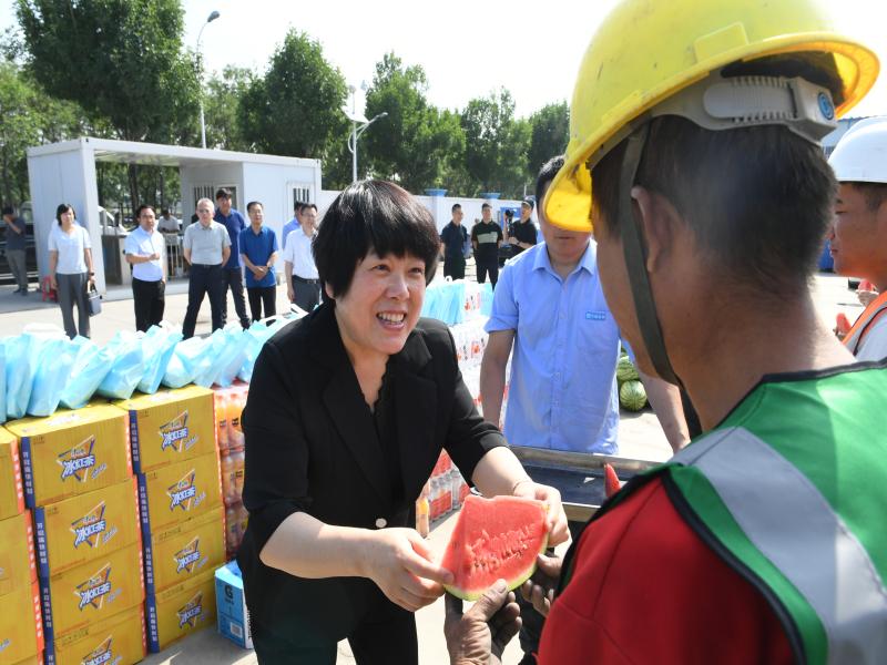 烈日炎炎，区总工会送上清凉助职工平安度夏